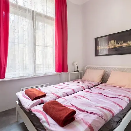 Kz10e Paola On Kazinczy Utca Apartment Budapest