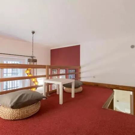 Apartment Secluded Mezzanine Near Astoria