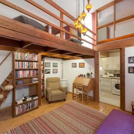 Secluded Mezzanine Near Astoria Budapest