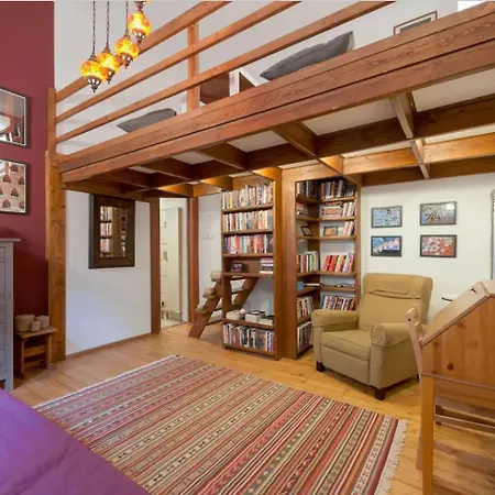 Apartment Secluded Mezzanine Near Astoria Budapest