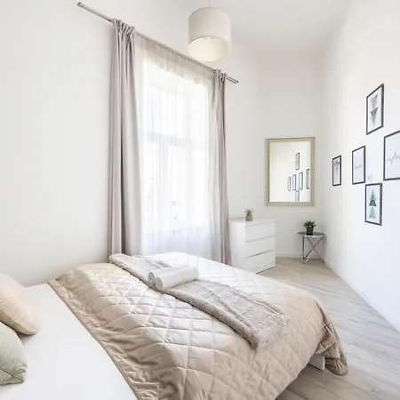 Apartment Deluxe Grand W/ 5 Bedrms