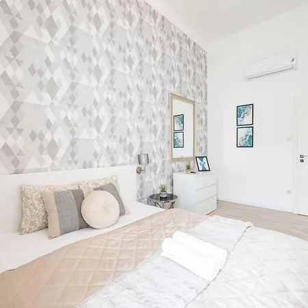 Deluxe Grand W/ 5 Bedrms Apartment Budapest