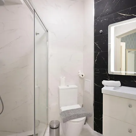 Deluxe Grand W/ 5 Bedrms Apartment