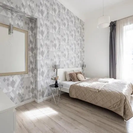 Deluxe Grand W/ 5 Bedrms Apartment Budapest