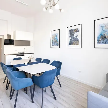Apartment Deluxe Grand W/ 5 Bedrms *