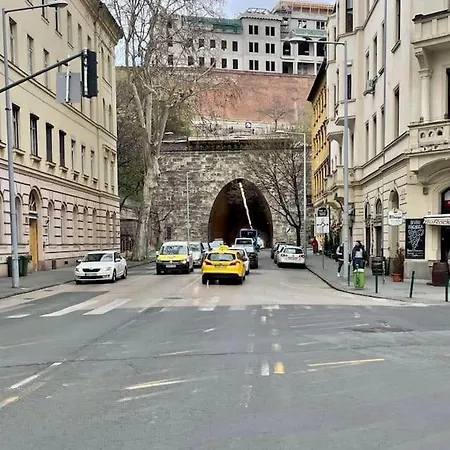 Castle Tunnel Buda Apartment