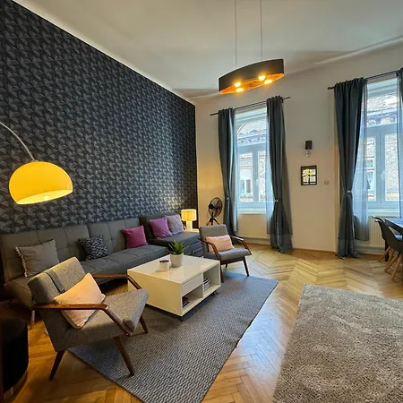 Double Blue In Downtown Apartment *