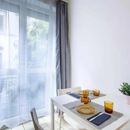 Central And Modern In Angels Street Apartment