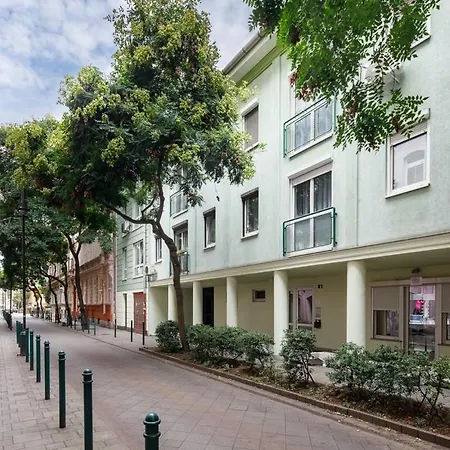Central And Modern In Angels Street