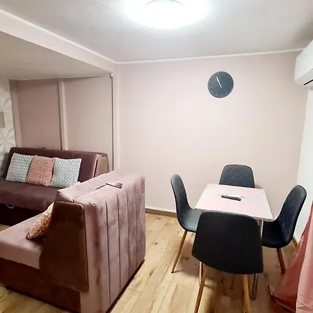 2 Separate Bedrooms And Living Fully Equipped With Ac *