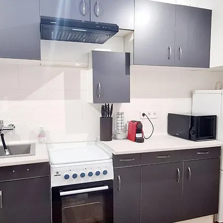 2 Separate Bedrooms And Living Fully Equipped With Ac *