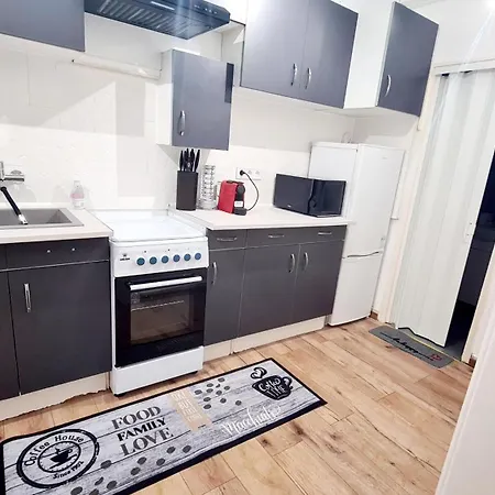 Apartman 2 Separate Bedrooms And Living Fully Equipped With Ac