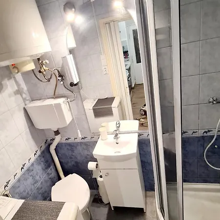2 Separate Bedrooms And Living Fully Equipped With Ac Apartman