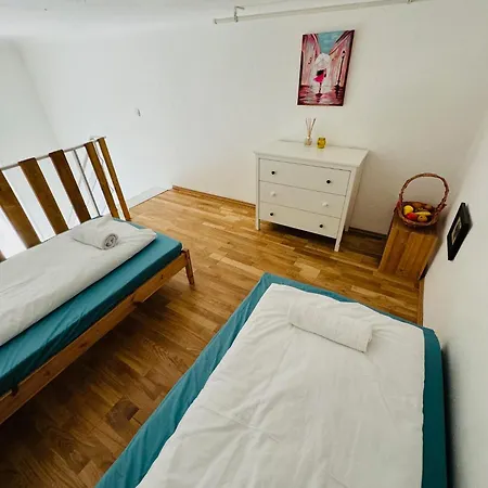 Oktogon Spacious Ac Balcony Apartment *