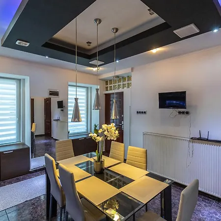 Apartment Vibes - 3 Bdrms *