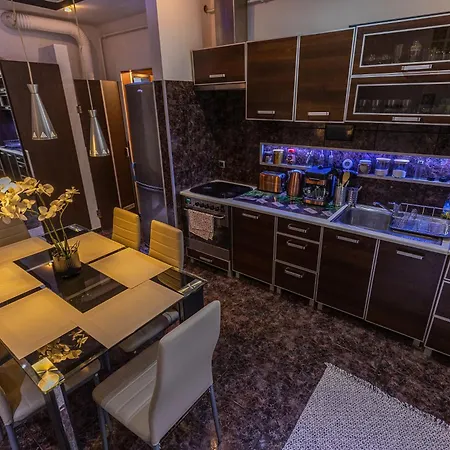 Apartment Vibes - 3 Bdrms *