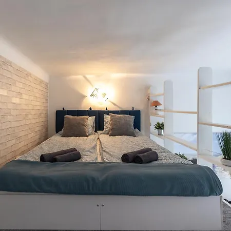 Eighth Wonder Apartment *