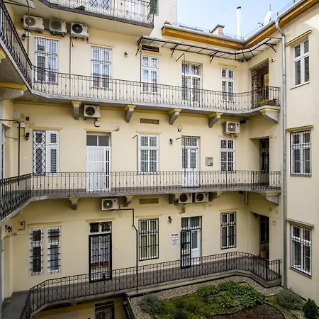 Wilson's Oktogon Square Apartment