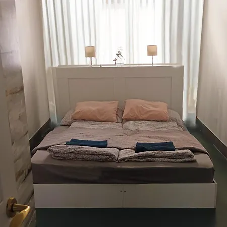 Modern Stylish 2 Bedroom Apartment *