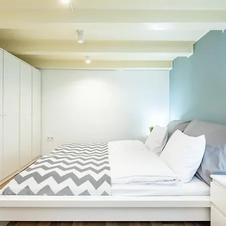 Comfy And Bright In The Center Apartment