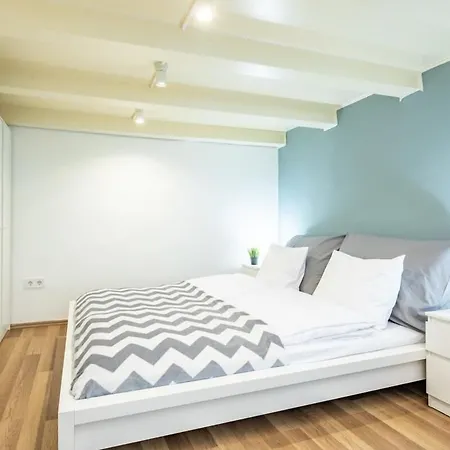 Comfy And Bright In The Center *