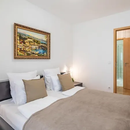 Apartment Homey With Ac And Balcony
