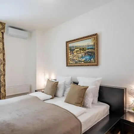 Apartment Homey With Ac And Balcony *