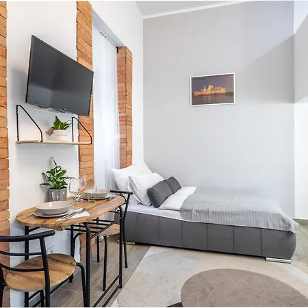 And Homey With Good Transport Link Apartment