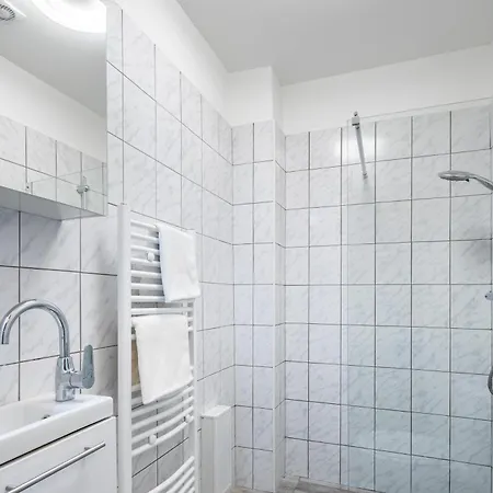 And Homey With Good Transport Link Apartment *