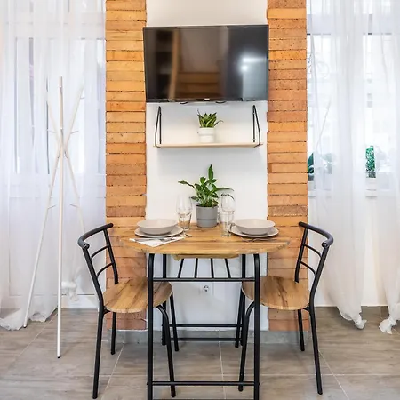 Apartment And Homey With Good Transport Link Budapest