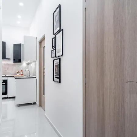 New At Exlusive Location Apartment *
