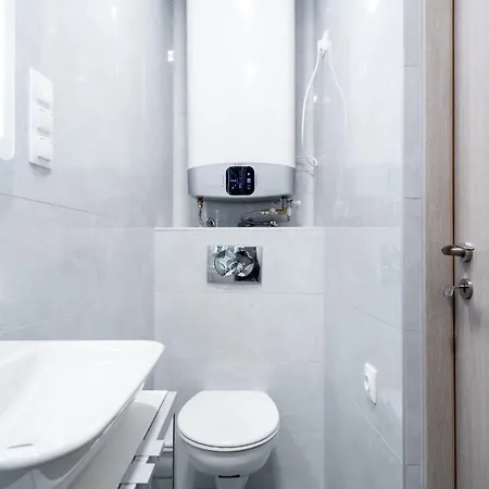 New At Exlusive Location Apartment *