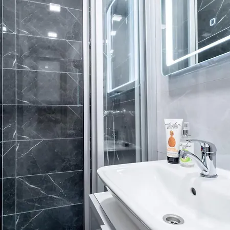 New At Exlusive Location Apartment