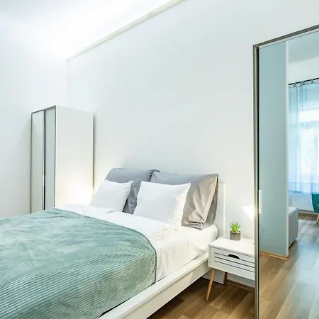 Comfy And Bright In The Center Apartment