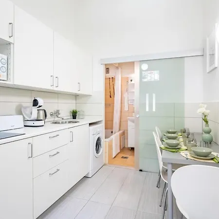 Comfy And Bright In The Center Apartment *