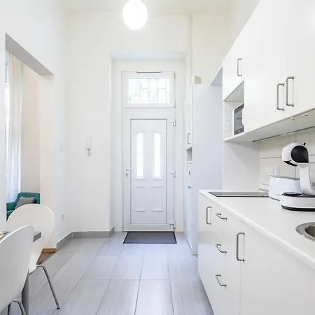 Comfy And Bright In The Center