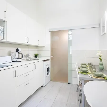 Comfy And Bright In The Center Apartment