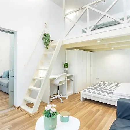 Comfy And Bright In The Center Apartment *