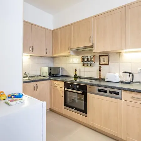 Homey With Ac And Balcony Apartment