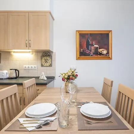 Homey With Ac And Balcony Apartment *