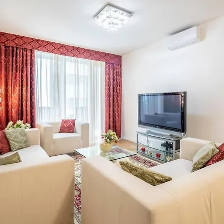 Apartment Homey With Ac And Balcony