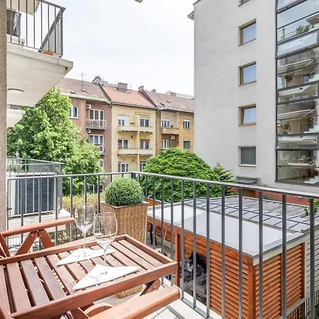 Homey With Ac And Balcony Apartment