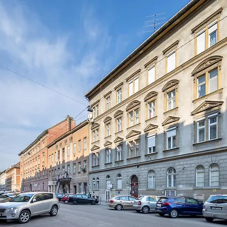 Apartment And Homey With Good Transport Link Budapest