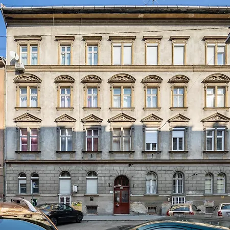 Apartment And Homey With Good Transport Link Budapest