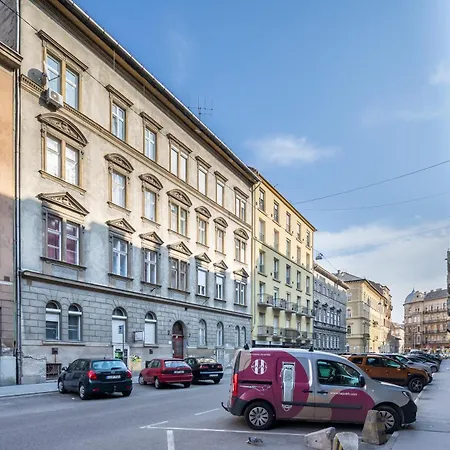 Apartment And Homey With Good Transport Link *