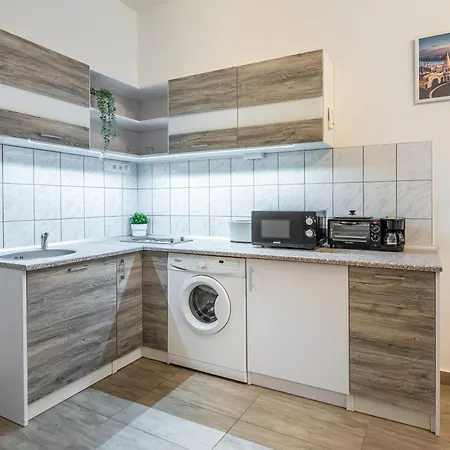 And Homey With Good Transport Link Apartment *