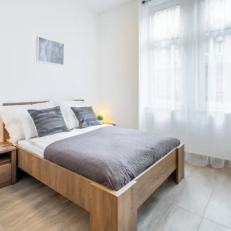 And Homey With Good Transport Link Apartment *