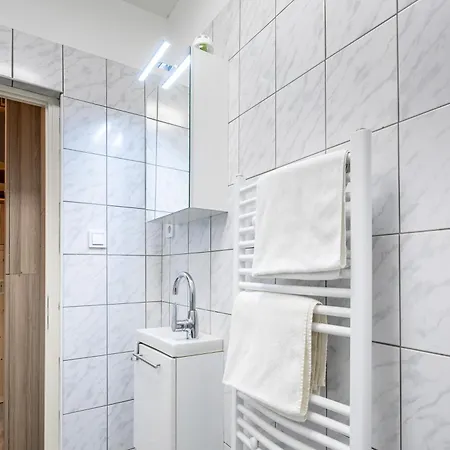 And Homey With Good Transport Link Apartment