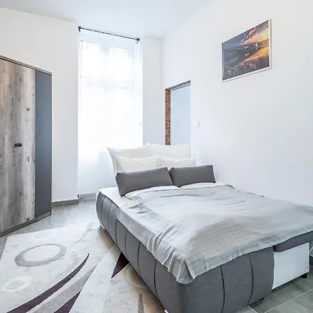 And Homey With Good Transport Link Apartment *