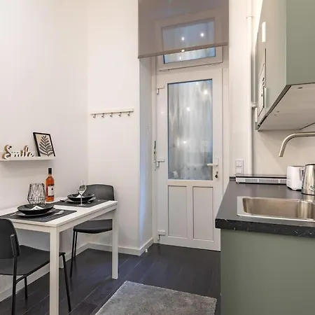 Mini - New - Elegant Downtown Retreat
